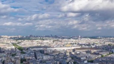 Paris 'in panorama' sı Fransa 'nın Timelapse şehrinden. Montmartre bakış açısından hava manzarası. Gökyüzü mavi bulutlu güneşli bir günde gökyüzü.