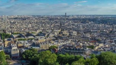 Paris 'in panorama' sı Fransa 'nın Timelapse şehrinden. Montmartre bakış açısından hava manzarası. Parktaki yeşil ağaçlar. Mavi bulutlu gökyüzü güneşli.