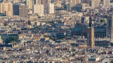 Paris 'in Panorama' sı Notre Dame de Paris Katedrali, Fransa. Montmartre bakış açısından hava manzarası. Güneşli bir gün