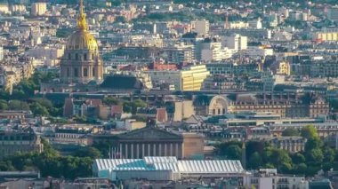 Paris 'in Panorama' sı, Fransa 'nın Les Invalides kubbesiyle aynı zamana denk geliyor. Montmartre bakış açısından hava manzarası. Güneşli bir gün