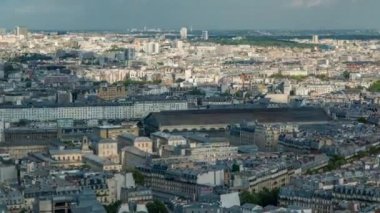 Paris 'in panorama' sı Fransa 'nın Timelapse şehrinden. Tren istasyonunun çatısında. Montmartre bakış açısından hava manzarası. Mavi bulutlu gökyüzü güneşli.