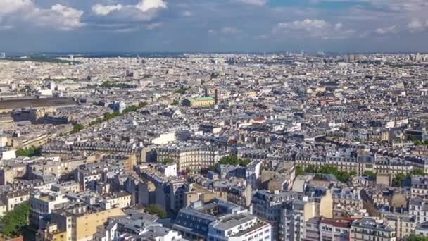 パリのパノラマは フランスのタイムラプスの上から モンマルトルの視点からの空中トップビュー 歴史的な建物の上に青い曇り空の晴れた日 — ストック動画