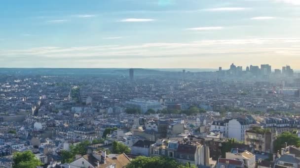 パリのパノラマ上からエッフェル塔 フランスとのタイムラプス モンマルトルの視点からの空中トップビュー ビジネス街の高層ビルは遠く 青空と晴れた日 — ストック動画
