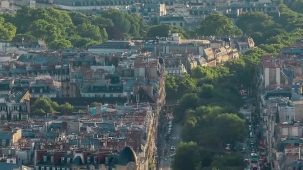 パリのパノラマは Triumphal Archと緑の木 フランスと路地でタイムラプスします モンマルトルの視点からの空中トップビュー 夕暖かい光と晴れた日 — ストック動画
