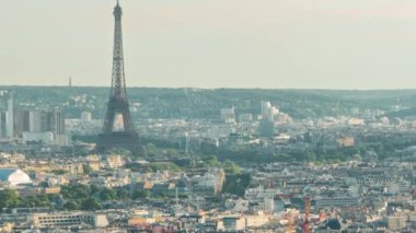 Paris Panoraması, Eiffel Kulesi ve tarihi binalar, Fransa. Montmartre bakış açısından hava manzarası. Sıcak akşam ışığıyla güneşli bir gün..