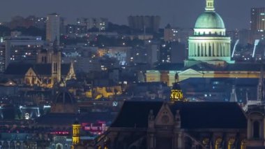Paris gece manzarası Montmartre 'dan Notre Dame de Paris ve Pantheon kubbesi ile birlikte görülüyor. Yukarıdan bakıldığında en iyi hava manzarası. Paris, Fransa