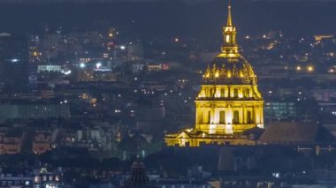 Montmartre 'dan Garnier operası ve Les Invalides altın kubbesiyle Paris gece manzarası. Yukarıdan bakıldığında en iyi hava manzarası. Paris, Fransa