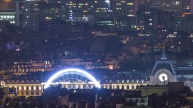 Montmartre 'den Montparnasse gökdeleni ve Musee dOrsay turuyla Paris' in gece manzarası zaman çizelgesi görüldü. Üst bakış açısıyla. Paris, Fransa