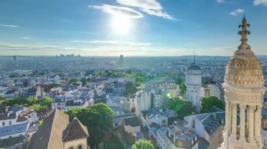 Paris 'in panoraması güneş batmadan önce, Fransa' da. Arka planda iş bölgesi gökdelenleri var. Montmartre bakış açısından hava manzarası. Mavi bulutlu gökyüzü güneşli.