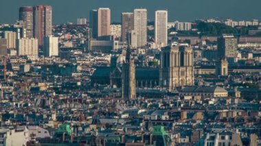 Paris Panoraması, Notre Dame de Paris ve Fransa 'nın diğer simgeleriyle yukarıdan çekilmiş. Montmartre bakış açısından hava manzarası. Mavi bulutlu gökyüzü güneşli.