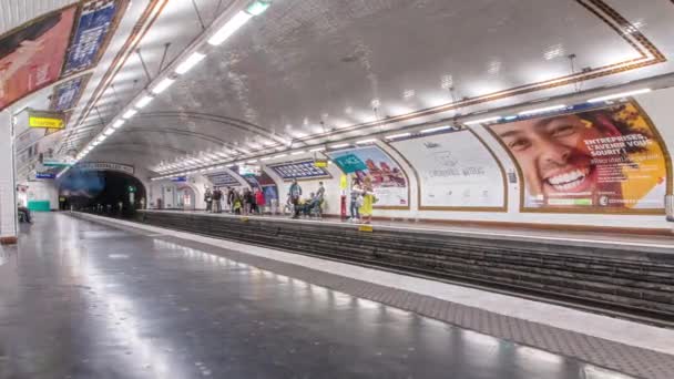 巴黎地铁月台时光流逝 火车到达站后离开站 铁路和隧道 它是世界上最大的地下系统之一 法国巴黎 — 图库视频影像