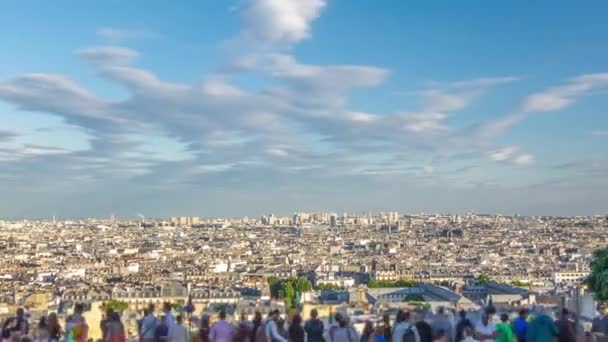 モンマルトルのタイムラプスからパリのパノラマを見て観光客 丘の視点から街の空中ビュー 日没の時間 夏の夜の青空 — ストック動画
