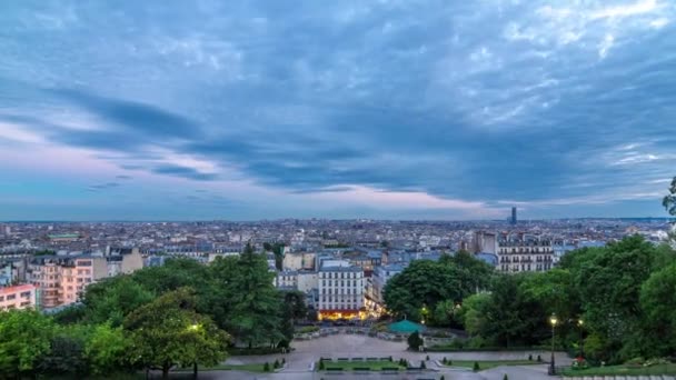 美しいパリの街並みモンマルトルから見られる昼から夜への移行のタイムラプス 公園との視点からの最高の航空ビュー フランス — ストック動画