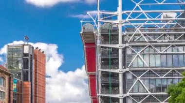 Centre Pompidou zaman ayarlı hiperhızlandırılmış çeşme, Ulusal Modern Sanat Müzesi. Paris, Fransa. İnsanlar yaz günü mavi bulutlu gökyüzü ile meydanda oturup dinleniyorlar.