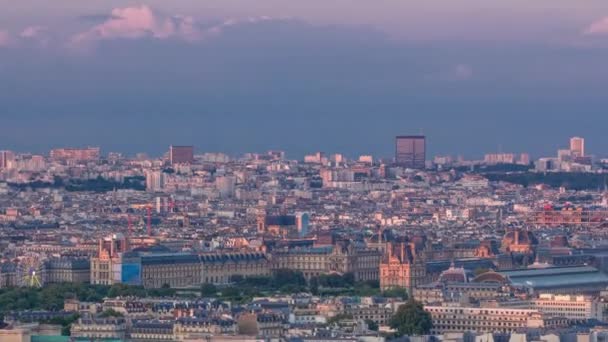 オレンジ色の光のタイムラプスと日没でチュイルリー公園と大都市のスカイラインの空中ビュー エッフェル塔の視点からのトップビュー フランス — ストック動画