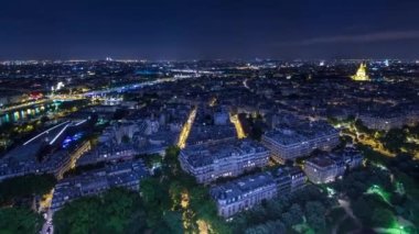 Paris sokaklarının ve Eyfel Kulesi gözlem güvertesinin tepesindeki Seine nehrinin hava gece görüşü. Akşam aydınlatması.