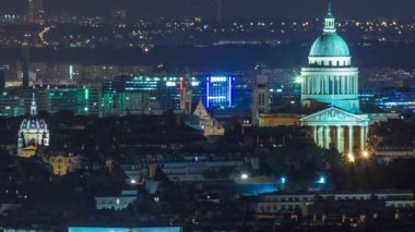 Paris Şehri 'nin ve Les Invalides' in, Eyfel Kulesi gözlem güvertesinin tepesinde çekildiği Hava Gecesi zaman çizelgesi görüntüsü. Akşam aydınlatması.
