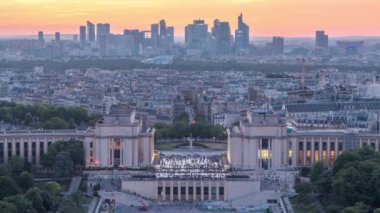Paris, Paris 'teki Eyfel Kulesi' nden görülen Palais de Chaillot ile Trocadero 'dan geceye geçiş zamanı. Modern gökdelenleri ve kuleleri olan gözlem güvertesinden en iyi manzara