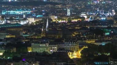 Paris City ve Seine nehrinin Eiffel Kulesi gözlem güvertesinin tepesinde çekilmiş gece görüntüsü. Birçok caddenin akşam aydınlanması