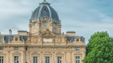 Conciergerie Kalesi ve Paris Ticaret Mahkemesi. Eski kraliyet sarayı ve hapishane. Köprüden Değişime. Cite Adası 'nın batısında yer alan kapıcı. Paris, Fransa.