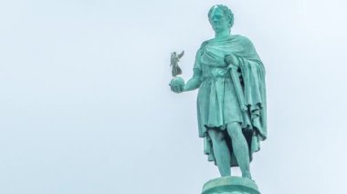 Vendome Meydanı zaman diliminde Napoleon Bonaparte heykeli olan Vendome sütunu. Manzarayı kapat. Paris, Fransa. Yaz gününde bulutlu bir gökyüzü.