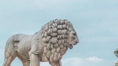 Tuileries bahçesinin iki mermer aslanından biri, Paris 'teki Concorde mekanının üzerinde, Luxor' un dikilitaşıyla ve kürsüsel sütunlarıyla asılı duruyor. Arka planda Eyfel Kulesi