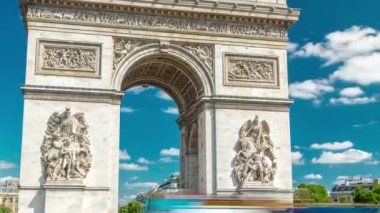 Zafer Takı Zaferi Takvimi. Yıldız manzaralı zaman çizelgesi. Paris 'teki ünlü anıt Şanzelize' nin batı ucunda duruyor. Daire şeklinde bir yolda trafik vardı. Yazın mavi bulutlu gökyüzü