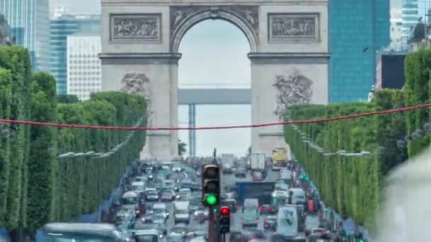 Vítězný Oblouk Díval Champs Elysees Rušným Provozem Ulici Zelené Stromy — Stock video