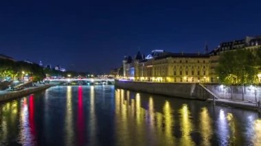 Conciergerie Castle ve Pont au Change ile Seine nehrinin zaman atlaması üzerinde adanın havadan görüntüsü. Gece aydınlatma yansıtıcısı suya. Fransa, Paris