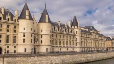 Conciergerie Kalesi zaman aşımına uğradı. Eski kraliyet sarayı ve hapishane. Köprüden Değişikliğe hava görüntüsü. Palais de Justice olarak bilinen daha büyük bir tesisin parçası. Paris, Fransa.