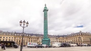 Vendome sütununda Napoleon Bonaparte 'ın heykeli Vendome Meydanı' nın üstünde. Paris, Fransa. Yaz günü bulutlu gökyüzü ve yol trafiği
