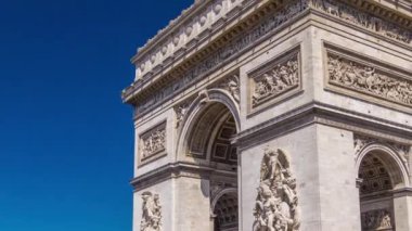 Yıldız Zaman Çizgisi Zafer Takvimi 'nin Zafer Yayı. Daire çizen bir yolda trafik var. Paris 'teki ünlü anıt Şanzelize' nin batı ucunda duruyor. Yazın mavi gökyüzü