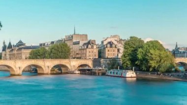 Günbatımında Seine nehri, Pont Neuf köprüsü ve Cite adasında Kraliyet sarayı, Conciergerie ve ortaçağ binalarıyla akşam yemeği. Akşam Paris şehir manzarası panoramik manzarası. Paris, Fransa