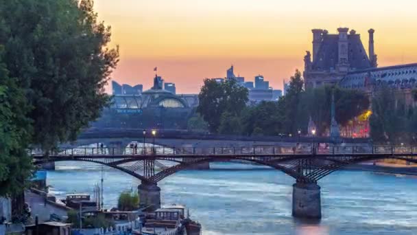 日没から夜への移行時間がポン フランスから経過した後 パリのポン ザールへの空中ビュー ヴァート ガラントの広場近くのセーヌ川に浮かぶ船 水への反省 — ストック動画