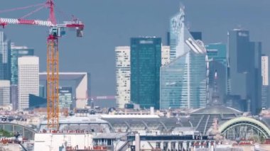 Paris, modern gökdelenlerle dolu bir zaman dilimi. Arap Dünya Enstitüsü Enstitü 'sü du Monde Arabe binasının gözlem güvertesinden hava görüntüsü. Yeşil ağaçlar, Seine nehri, yaz gününde mavi bulutlu gökyüzü. Fransa.