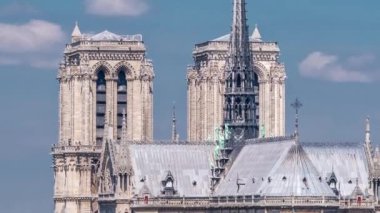Paris, Cite Adası ve Katedral Notre Dame de Paris ile birlikte Arap Dünya Enstitüsü gözlem güvertesinin arka planında. Üst Manzara. Yeşil ağaçlar, yaz gününde mavi bulutlu gökyüzü. Fransa.