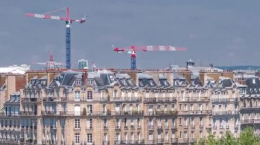 Paris 'in Panorama' sı Cite Adası ile birlikte Arap Dünya Enstitüsü 'nün Monde Arabe binasının gözlem güvertesinden. Üst hava manzarası. Yeşil ağaçlar, Seine nehri, mavi bulutlu gökyüzü. Fransa.