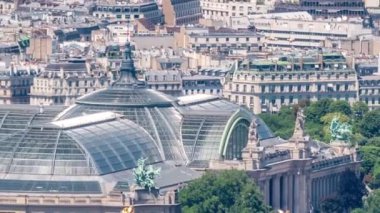 Paris 'in yukarıdaki ufuk çizgisi zaman çizelgesinden görünüyor. 3. Alexandre Köprüsü ve Grand Palais ile Avrupa megapolis 'in ana simgeleri. Montparnasse kulesinin gözlem güvertesinden kuş bakışı görüntü. Fransa