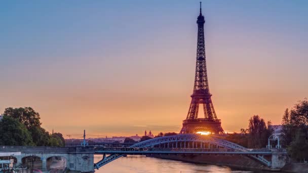 Torre Eiffel Nascer Sol Timelapse Com Barcos Rio Sena Paris — Vídeo de Stock
