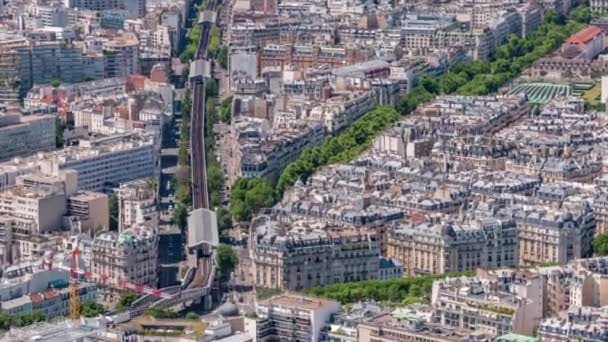 从上方俯瞰巴黎的天际线 欧洲大都市 有手榴弹大道和地铁 从蒙帕纳斯塔的观景台上俯瞰鸟瞰 法国巴黎 — 图库视频影像
