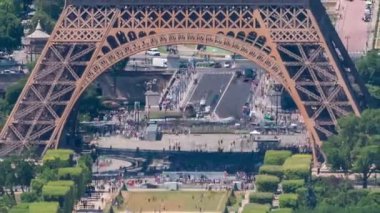 Montparnasse Kulesi 'nden Eiffel Kulesi' nin ve Fransa 'nın Paris şehrinde Champ de Mars zamanının görüntüsü. Güneşli yaz gününde gözlem güvertesinden en üst manzara.