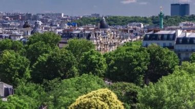 Paris 'in Panorama' sı Bastille kolonu ve yol trafiği ile birlikte zaman ayarlı. Arap Dünya Enstitüsü binasının gözlem güvertesinden görüntü. Üst hava manzarası. Yeşil ağaçlar, Seine nehri yaz günü. Fransa.