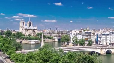 Cite Island ve Katedral Notre Dame de Paris ile Paris Panoraması Arap Dünya Enstitüsü gözlem güvertesinden bir zaman arkaplanı üzerinde. Üst Manzara. Yeşil ağaçlar, Seine nehri, mavi bulutlu gökyüzü. Fransa