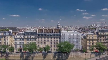 Paris Panoraması, Sully Köprüsü 'nde evler ve trafik var. Arap Dünya Enstitüsü binasına bakış açısından bak. Üst hava manzarası. Yeşil ağaçlar, Seine nehri, yaz gününde mavi gökyüzü. Fransa.