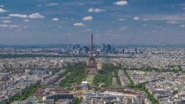 Montparnasse kulesinden Eiffel kulesi ve La Defense bölgesiyle Paris, Fransa 'nın arka planındaki panoramik manzara. Güneşli yaz gününde gözlem güvertesinden en üst manzara.