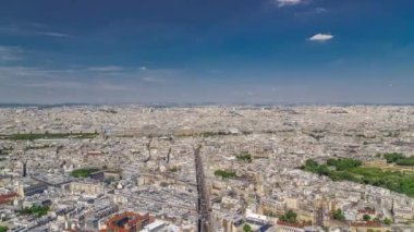 Paris 'in yukarıdaki ufuk çizgisi zaman çizelgesinden görünüyor. Caddelerde ve caddelerde trafik vardı. Avrupa megapolis 'inin ana simgeleri. Montparnasse kulesinin gözlem güvertesinden kuş bakışı görüntü. Paris, Fransa