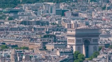 Paris 'in yukarıdan görünüşü Arc de Triomphe' nin zaman çizgisinden yansıyor. Les Invalides ile Avrupa megapolis 'inin ana simgeleri. Montparnasse kulesinden kuş bakışı görüş. Paris, Fransa