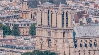 Paris 'in yukarıdaki ufuk çizgisi zaman çizelgesinden görünüyor. Notre Dame de Paris ve Avrupa megapolis 'in ana simgeleri. Montparnasse kulesinin gözlem güvertesinden kuş bakışı görüntü. Paris, Fransa