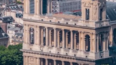 Saint-Sulpice Kilisesi ve Paris gökyüzü zaman çizgisinden görünüyor. Avrupa megapolis 'inin ana simgeleri. Montparnasse kulesinin gözlem güvertesinden kuş bakışı görüntü. Paris, Fransa