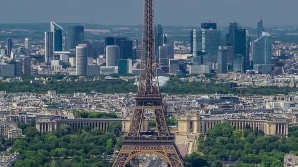 モンパルナスの塔からは エッフェル塔とラ ディフェンス地区の高層ビルがフランスのパリで経過しています 晴れた夏の日の展望台からの眺め — ストック動画